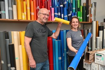 Geglückte Unternehmensnachfolge in Siebenlehn: Vom Lkw zur Lichtreklame - Lutz Tischer aus Siebenlehn hat seine Unternehmensnachfolgerin im Blick: Tochter Tanja.