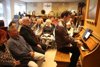 Geglücktes Einweihungskonzert: Organist Paolo Oreni begeistert Gäste im Musikkabinett Augustusburg - Paolo Oreni spielt an der neu erworbenen Orgel im Musikkabinett in Augustusburg.