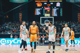 Die Niners Chemnitz gelten seit ihrem Aufstieg in die BBL als Angstgegner des FC Bayern München. Vier von fünf Duellen konnten sie gegen die Münchener gewinnen. Unter anderem beide Ligaspiele in dieser Saison und das Viertelfinale des BBL-Pokals. Damals stand auch Darion Atkins (Nummer 44 ) mit auf dem Parkett. Ob er in den Playoffs noch zum Einsatz kommen wird, ist nach einer Unsportlichkeit im Spiel in Crailsheim noch offen.