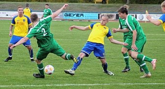 Gegner des RFC im Herbst-Hoch - Markkleebergs Fabian-Lucas Wendler (Nummer 2) klärt hier vor Paolo Süß. Im Hintergrund beobachtet André Herold die Situation. 