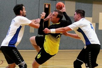 Gegner lässt einfach nicht locker - Kein Durchkommen für den Oelsnitzer Konrad Grünwald (Mitte), der hier von zwei Chemnitzern in die Zange genommen wird. Der TSV unterlag letztlich knapp.