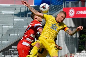 Gegner mit Stolperpotenzial - Augen zu und durch: Marc-Philipp Zimmermann (rechts) beim Kopfballduell - hier bei der 0:2-Niederlage der Auerbacher Anfang Februar im Regionalligaspiel bei Energie Cottbus.