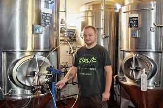 Geheimbund trifft sich und verkostet Kirwe-Bock: Erlbach ist bereit für das größte Volksfest im oberen Vogtland - Der Brauerei-Gasthof Erlbach ist ein wichtiger Pfeiler für die Kirwe. Hier wird das Bockbier nicht nur für das größte Volksfest des oberen Vogtlandes gebraut. Im Foto: Braumeister Stefan Weiske in seinem "Reich".