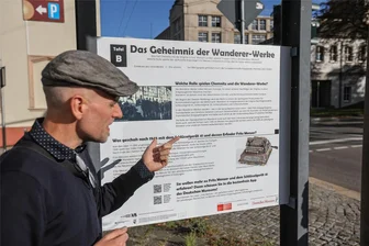 Geheimdienst und Kryptologie: Forscher lüften ein Geheimnis der Chemnitzer Wanderer-Werke - Filmemacher Robert Jahn hat mit der Historikerin Carola Dahlke zu dem Menschen Fritz Menzer und den Verschlüsselungs-Maschinen der Wanderer-Werke geforscht. Dazu steht jetzt eine Info-Tafel gegenüber der Wanderer-Werke.