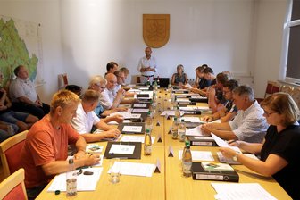 "Geheime" Vorarbeit sorgt für Ruhe im Callenberger Gemeinderat - Der neue Gemeinderat Callenberg bei seiner ersten Sitzung mit Bürgermeister Daniel Röthig