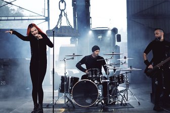Geheime Zeichen auf dem Schrottplatz: Dark-Rock-Band dreht ein Musikvideo in Zwickau - Die Band CNVX auf der provisorischen Bühne in der Halle der Zwickauer Recycling-Firma bei den Dreharbeiten zum Musikvideo „Secret Signs“.