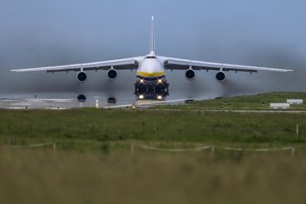 Geheimer Start nach Leipzig: Ukraine rettet riesige Antonow vor Putins Truppen - Am Freitag landete die An-124 (hier eine andere Maschine der Antonov Airlines) in Schkeuditz, entkam so wohl der Zerstörung.
