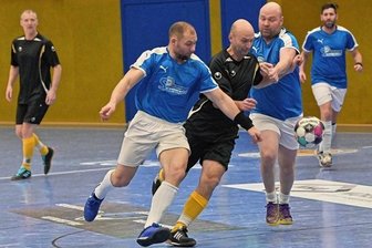 Geheimfavorit holt sich den Pott - Der Neustädtler SV um Thomas Pechstein (M.), hier im Laufduell mit Ronny Papst (l.) und Christian Fritsche von Zwönitz-Affalter, siegte. 