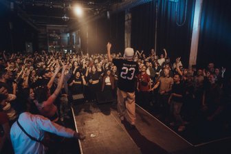 Geheimkonzert zum 25. „Atomino“-Geburtstag: Trettmann stellt mit Kummer seine neue EP vor - Das Atomino feiert seinen 25. Geburtstag und hat alte und neue Freunde dazu eingeladen. Secret Act Trettmann stellt dabei gleich sein neue EP vor.