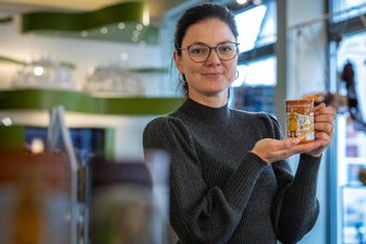 Geheimnis enthüllt: Das ist die neue Weihnachtsmarkt-Tasse im Erzgebirge - Die neue Eventmanagerin der Stadt Annaberg-Buchholz, Maria Thiele, präsentiert die Weihnachtsmarkttasse 2025.