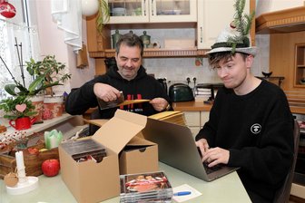 Geheimnis gelüftet: Darum trägt Rups Sohn Toni einen Stimmungshut mit Reisigzweig und Weihnachtskugel - Bestellungen gab es schon in Hülle und Fülle: Thomas „Rups“ Unger und Sohnemann Toni verpacken die ersten 70 CDs und schickten sie noch am Freitag auf die Reise.
