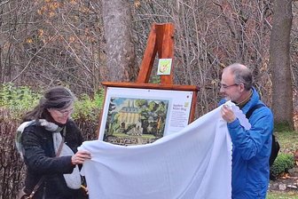 Geheimnis gelüftet: Das „Fest im Schlosspark“ kehrt zurück nach Neuhausen - Ines und Peter Kleemann enthüllten die Werkskopie auf der Staffelei vor Schloss Purschenstein.