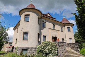 Geheimnis gelüftet: Heinrichsorter Fabrikanten-Villa hat neuen Besitzer - Die imposante Villa hat seit einigen Monaten einen neuen Besitzer. Und dieser hat hier schon hart geschuftet – bei der Entkernung fielen 33 Container an.
