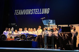 Geheimnis gelüftet: Premiere des neuen Rennwagens im Freiberger Theater - Das Racetech Racing Team der TU Freiberg präsentierte gemeinsam den neuen Rennwagen.