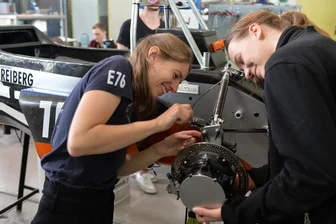 Geheimnis gelüftet: Premiere des neuen Rennwagens im Freiberger Theater - Theresa Dietrich und Leoni Blum, beide 2. Semester im Robotik-Studiengang an der Bergakademie Freiberg, bei der Montage einer Radbaugruppe mit integriertem Elektromotor.
