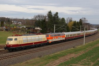 Geheimnis gelüftet: Was es mit dem rätselhaften „Rheingold“-Zug in Zwickau auf sich hatte - Der Sonderzug am Sonntag in Schönbach auf der Rückfahrt ins DB-Museum nach Koblenz-Lützel über Hof und Bamberg.