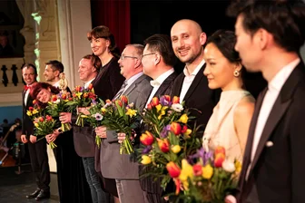Geheimnis gelüftet: Wen das Zwickauer Publikum zum Theaterliebling gewählt hat - Das ist der Zwickauer Theaterliebling 2023/24: Auszeichnung des Opernchors zum Abschluss des Galaprogramms auf der Bühne der Neuen Welt.