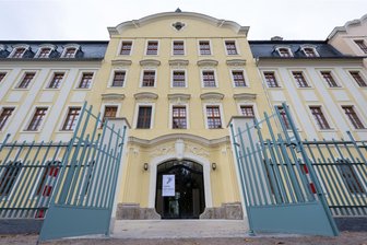 Geheimnis um Kunstwerk in der Plauener Elsteraue: Jetzt äußert sich die Bürgermeisterin - Die Stadt Plauen bekommt vom sächsischen Tourismusministerium ein Förderpaket - dieses enthält unter anderem Mittel für die Fertigstellung des Zauns an der „Fabrik der Fäden“, aber auch für Kunst im öffentlichen Raum.