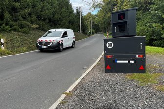 Geheimnis um Mittelsachsens Superblitzer gelüftet - In der Ortsdurchfahrt von Langhennersdorf steht der neue Superblitzer des Landkreises.