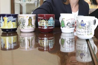 Geheimnis um Plauener Weihnachtstipfl 2025 wird gelüftet - In jedem Jahr ein anderes Motiv. Noch ist die Gestaltung der Glühweintasse 2025 ein Geheimnis.