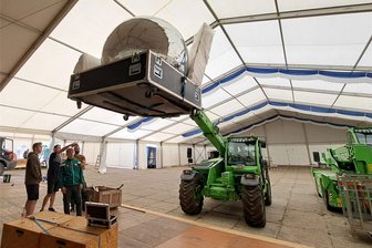 Geheimnis vorzeitig gelüftet: Bühne des Börnichener Oktoberfests gehört diesmal Anna-Maria Zimmermann - Das riesige Festzelt in Börnichen wird diesmal auch mit einer großen Discokugel geschmückt.