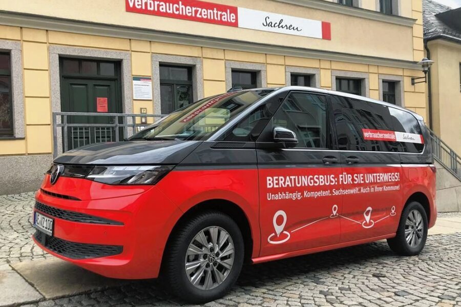 Geheimniskrämerei um Beratungsbus: Sachsens Verbraucherzentrale testet mobile Beratungsstelle im Vogtland - Der Beratungsbus vor der Verbraucherberatungsstelle in Auerbach. Deren Mitarbeiterinnen sind damit in der Region unterwegs.