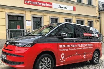 Geheimniskrämerei um Beratungsbus - Der Beratungsbus vor der Verbraucherberatungsstelle in Auerbach. Deren Mitarbeiterinnen sind damit in der Region unterwegs. 