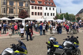 Geheimnisse an Extremisten verraten? Zwickauer Ex-Polizeirevierleiter angeklagt - Die Kundgebung des extremistischen „Bürgerbündnisses“ am 14. Mai 2022 auf dem Hauptmarkt in Zwickau.