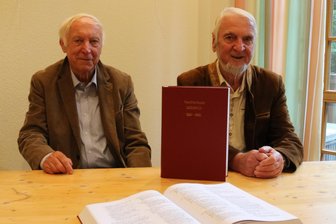 Geheimnisse aus mehr als 300 Jahren: Neues Familienbuch hilft bei Ahnenforschung im Erzgebirge - Volkmar Weiss (l.) und Uwe Schneider sind die Herausgeber des Familienbuches.