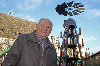 Geheimnisse einer 50-Jährigen: Zehn Fakten zur Zwickauer Pyramide, die kaum jemand kennt - Der Erbauer der Zwickauer Pyramide: Eberhard Schilbach (89) vor seinem 1975 fertiggestellten Werk auf dem Kornmarkt.