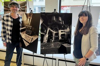 Geheimnissvolle Orte: Fotoausstellung in Zwickau führt an „Lost Places“ - Michael Soós und Saskia Jeraufke in der Fotoausstellung „Lost Places Fotografie" im Projekt 46.