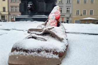 Geheimnisvolle Nikolaus-Aktion am Uthmann-Brunnen in Annaberg - Die Schuhe wurden für die Aktion extra gesammelt, damit der Nikolaus seine Süßigkeiten auch stilecht präsentieren konnte.