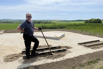 Geheimnisvolle Skulptur in Lichtenau: Welche Geschichten erzählen die Ornamente? - Bauhofmitarbeiter Andreas Wündisch bereitet den Untergrund für das Purple-Path-Projekt vor.