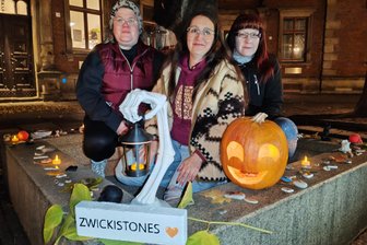 Geheimnisvolle Steine im Domhof: Was hinter der liebevollen „Zwickistones“-Aktion steckt - Christiane Lachmann (33), Lisa Riedel (36) und Simone Bär (33) beim Dekorieren.