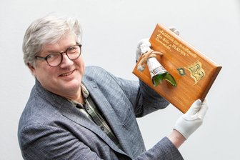 Geheimnisvolle Wasserwelten: Er holt die verborgenen Geschichten der vogtländischen Talsperren ans Licht - Martin Salesch hält eine alte Sektflasche. Mit dieser wurde 1964 ein Boot auf der Talsperre Pöhl getauft.