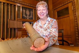 Geheimnisvolles Erzgebirge: Der weltweit einzigartige Schatz der Uhlmann-Villa - Petra Weilbach zeigt eine Metalldose - auf dem Tisch liegt zudem eine perforierte Papierbahn mit den gestanzten Löchern für die automatische Orgel.