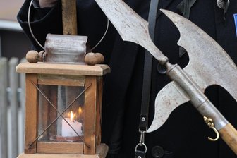 Geheimnisvolles Penig: Nachtwächter erzählt Unheimliches aus vergangenen Zeiten - Hellebarde, Laterne und Horn sind die wichtigsten „Arbeitsgeräte“ eines Nachtwächters.