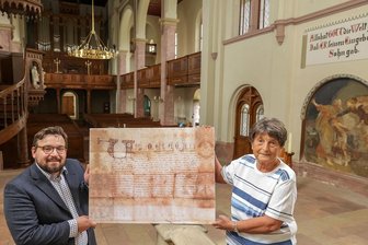 Geheimsache Ablass: Warum Callenberg das Dokument bis heute verstecken muss - Hobbyhistorikerin Elke Eifert und Pfarrer Albrecht Matthäus mit einer Kopie des bischöflichen Sammelablasses. Das 700 Jahre alte Original ist so wertvoll, dass sein Aufbewahrungsort geheim gehalten wird.
