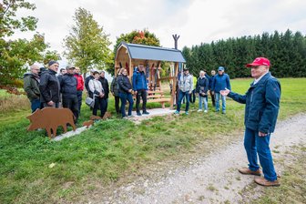 Geheimtipp für Wanderer im Erzgebirge: Verein wertet mit pfiffiger Idee touristisches Ziel auf - Gottfried Fuchs, Vorsitzender des Vereins Historische Skitruhe Schönheide, freut sich über das Interesse an dem neuen Weg.