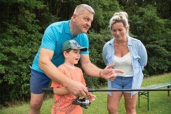 Geheimtipp im Vogtland: Hier können Anfänger dieses besondere Hobby ausprobieren - Lutz Kutschinski (links) vom Angelparadies in Siebenbrunn ist es wichtig, auch junge Menschen und Familien für das Angeln zu begeistern. Auch für Dajana Schmeißer (rechts) und ihren Sohn Oskar war es ein Erlebnis.