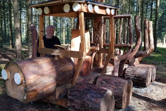 Geheimtipp im Vogtland-Wald: Hier schlagen Kinderherzen höher - Hier schlage Kinderherzen höher: Rolf Wurlitzer hat einen Rückezug aus Holz gebaut.