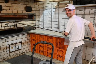 Geheimtipps zur Lieblingsbäcker-Umfrage: Franzsemmeln nach Ostbrötchen-Art oder Knabber-Körner zum Fernsehabend? - Wo gebacken wird, muss auch gereinigt werden: mit einem speziellem Staubsauger entfernt Daniel Schneider Krümelreste aus dem Backofen.