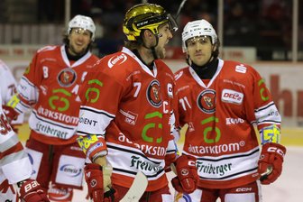 Gehen bei Autarkstrom jetzt die Lichter aus? FSV-und Eispiraten-Sponsor aus Westsachsen stellt Insolvenzantrag - Auf den Trikots von Spielern der Crimmitschauer Eispiraten ist das grüne Logo von Autarkstrom zu sehen.