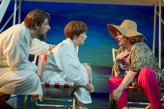 Gehörlos ins Theater? Im Erzgebirge geht das – nicht immer, aber immer öfter - Die Komödie „Eine Mords-Freundin" – mit Marvin Thiede als Peter, Marie-Louise von Gottberg als Debbie und Gisa Kümmerling als Elsa  – wird am Sonntag im Eduard-von-Winterstein-Theater mit Gebärdensprachdolmetschung gezeigt.