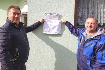 Gehört auch zur Vogtland-Geschichte: Tafel erinnert an französische Gefangene - Ortsvorsteher Uwe Ebert (rechts) und Ratsmitglied Gunther Stich schreiten am Sportlerheim zur Tat.