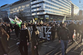 Gehört die Gefährderin vor der Kulturhauptstadt-Eröffnung zur rechtsextremen „Chemnitz Revolte“? - Bei dem rechten Aufzug am 18. Januar zum Start der Kulturhauptstadt, angemeldet von den „Freien Sachsen", war die „Chemnitz Revolte" dabei.