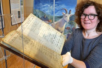 Gehört Hohenstein-Ernstthal zum Erzgebirge? – Karl-May-Ausstellung gewährt Einblicke in eine alte Debatte - Laut Kuratorin Kerstin Kreul ist die Schau für ein breites Publikum konzipiert.