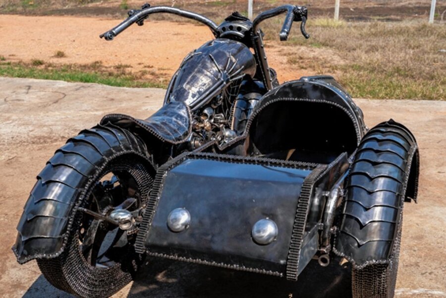 Gehört Schrottkunst aus Thailand in die Motorradstadt Zschopau? - Eines der beiden Motorräder, die der thailändische Künstlers Chatree in seiner Werkstatt aus Schrott zusammengeschweißt hat und die inzwischen in Zschopau eingetroffen sind. Die Chopper-Motorräder im "Ghost Rider"-Stil sollen Besucher anlocken und zu Selfie-Aufnahmen einladen.