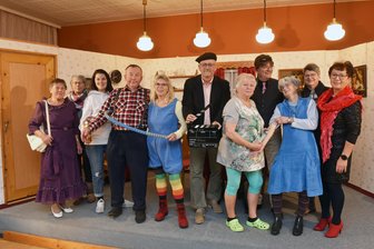 Gehringswalder präsentieren„Schtriptiestanz un Hex’nschuss“ - Diese elf Akteure des Mundarttheaters Gehringswalde bringen in der 30. Spielsaison das Lustspiel „Schtriptiestanz un Hex’nschuss“ auf die Bühne.