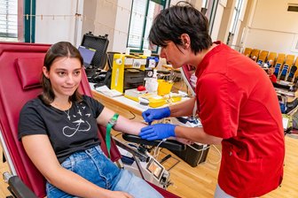 Geht Blut ins Ausland? Acht Fakten über die Blutspende im Erzgebirge, die Sie noch nicht kennen - Schwester Katy Koch punktiert eine Vene im Arm von Anna Gyra (18), die am Montag in Marienberg Blut spendete.